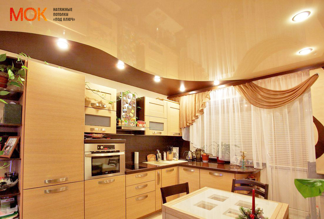 Глянцевые натяжные потолки на кухню: точечное освещение с зонированием комнаты