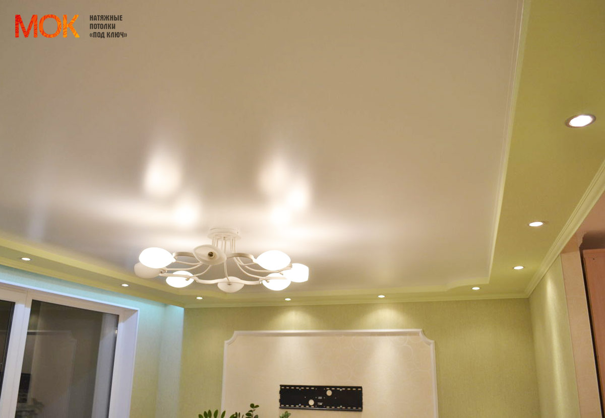 Матовый натяжной потолок: центральная люстра и точечное освещение по периметру потолка
