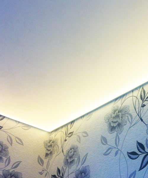 LED-лента по периметру потолка с белым светом