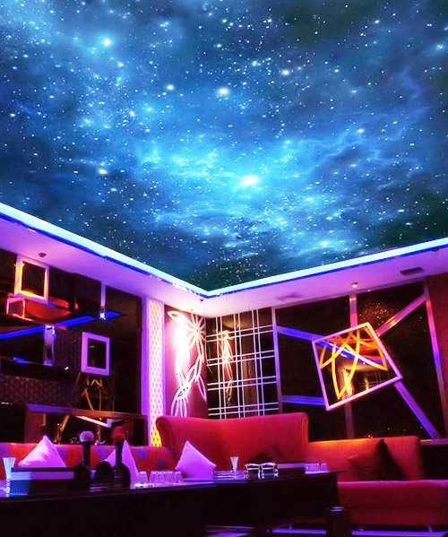 LED-освещение по периметру потолка с освещением «звёздного неба»