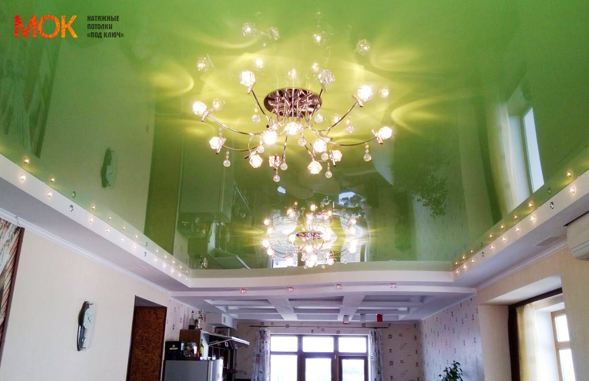 Цветной натяжной потолок — зелёный, глянцевая поверхность